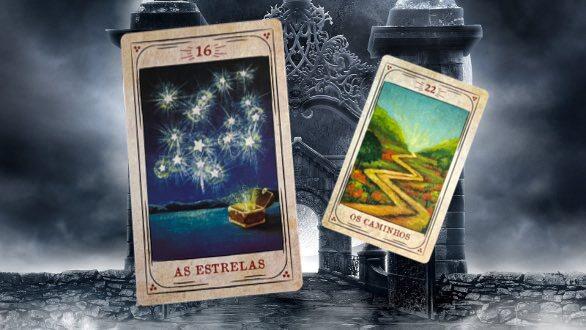 As cartas do baralho cigano “As Estrelas” (à frente) e “O Caminho” (atrás), sobre um fundo com motivos místicos. As cartas fotografadas tem arte gráfica de Cristina Martoni (2008), foram restauradas pelo ilustrador Lucas Teles Campos, e integram um baralho publicado originalmente por André Mantovanni/Editora Pensamento.