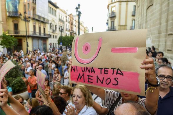 Varios miles de personas, en su mayoría mujeres, se han manifestado este miércoles ante la sede principal del Servicio Andaluz de Salud (SAS). (EFE/ Raúl Caro)