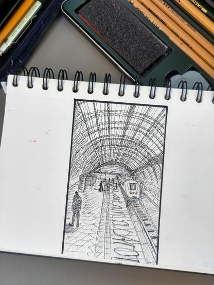 Ein Panel auf weißem Papier. Bleistift und Fineliner schwarz. Ein Bahnsteig. Inspiriert vom Leipziger Kopfbahnhof. Ein ICE steht am Gleis. Schemenhaft ein paar Fahrgäste am Bahnsteig. Auf dem Bahnsteig steht geschrieben: you are an astron...