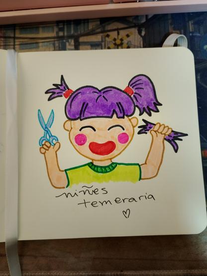 dibujo de una niña que se corto una coleta con tijeras, en una mano tiene las tijeras en la otra el mechon de pelo cortado. Abajo dice niñez temeraria