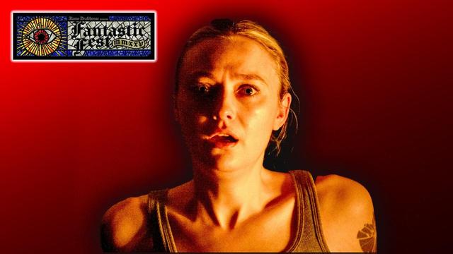 <img alt="Vicious: Bryan Bertino torna all’horror psicologico con Dakota Fanning e una storia di paura e identità" class="webfeedsFeaturedVisual wp-post-image" height="720" src="https://i2.wp.com/images.thedirect.com/media/article_full/Vicious_Thumb_Thumb.jpg?w=1280&amp;resize=1280,720&amp;ssl=1" style="display: block; margin-bottom: 5px; clear: both;" title="Vicious: Bryan Bertino torna all’horror psicologico con Dakota Fanning e una storia di paura e identità" width="1280" /><div class="starw-prima-del-contenuto_4" id="starw-2921699556"><div id="addendoContainer_Interstitial"></div></div><p>Il regista <strong>Bryan Bertino</strong>, autore del cult horror <em>The Strangers</em>, torna dietro la macchina da presa con <strong>Vicious</strong>, un nuovo film di suspence che segna il suo ritorno al genere che lo ha reso celebre.</p><div class="starw-contenuto_6" id="starw-1868840780" style="margin-top: 2px; margin-bottom: 2px;"><!-- BOX 300x250 Articolo 1 -->
<div id="addendoContainer_9001" style="width: 300px; height: 250px;">
</div></div>
<p>La pellicola, con <strong>Dakota Fanning</strong> nel ruolo di <strong>Polly</strong>, racconta la storia di una donna la cui esistenza viene sconvolta dall’arrivo di uno sconosciuto che porta con sé una misteriosa scatola. L’oggetto, apparentemente inanimato, sembra però nascondere un potere oscuro capace di evocare una presenza malefica pronta a insinuarsi nella vita della protagonista.</p>
<p><em>Vicious</em> debutterà su <strong>Param