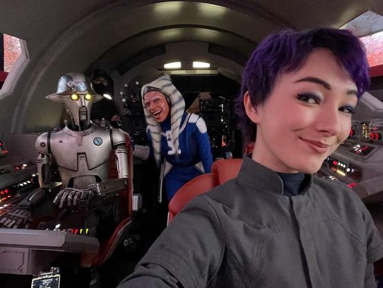 <img alt="Ahsoka 2: concluse le riprese della seconda stagione della serie di Star Wars" class="webfeedsFeaturedVisual wp-post-image" height="812" src="https://i1.wp.com/www.starwarsnewsnet.com/wp-content/uploads/2023/11/Natasha_1.jpg?w=1080&amp;resize=1080,812&amp;ssl=1" style="display: block; margin-bottom: 5px; clear: both;" title="Ahsoka 2: concluse le riprese della seconda stagione della serie di Star Wars" width="1080" /><div class="starw-prima-del-contenuto_4" id="starw-976026221"><div id="addendoContainer_Interstitial"></div></div><p>Le <strong>riprese della seconda stagione di <em>Ahsoka</em></strong> si sono ufficialmente concluse. A confermarlo è stata <strong>Ivanna Sakhno</strong>, interprete di <strong>Shin Hati</strong>, che ha condiviso su Instagram un post accompagnato da una foto scattata all’esterno dei <strong>Pinewood Studios</strong>, nel Regno Unito, sede principale delle riprese.</p><div class="starw-contenuto_6" id="starw-770210997" style="margin-top: 2px; margin-bottom: 2px;"><!-- BOX 300x250 Articolo 1 -->
<div id="addendoContainer_9001" style="width: 300px; height: 250px;">
</div></div>
<p>L’attrice ha espresso la propria gratitudine verso la troupe e i colleghi, lasciando intendere che il suo contributo alla serie è terminato. L’immagine, simbolica e sobria, segna la chiusura di una fase cruciale della produzione e alimenta le aspettative dei fan in vista del debutto della nuova stagione su <strong>Disney+</strong>.</p>
<p><img alt="" height="793"