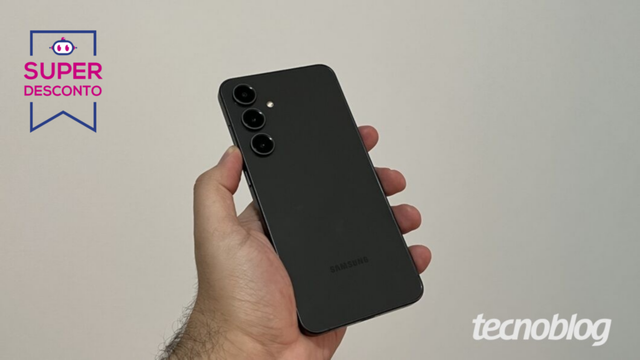 <div class="widget-produto">
            <div class="oferta ">
            <div class="widget-header">
                                    <div class="imagem">
                        <a class="title tb-block-link" href="https://tecno.click/n12" rel="sponsored nofollow" target="_blank"><img src="https://files.tecnoblog.net/wp-content/uploads/2025/03/Galaxy-S24-FE-promete-7-anos-de-Android-foto-Giovanni-Santa-Rosa-Tecnoblog-1060x596.png" /></a>
                    </div>
                
                <div class="widget-info-container">
                    <div class="widget-info">
                        <a class="title tb-block-link" href="https://tecno.click/n12" rel="sponsored nofollow" target="_blank">Samsung Galaxy S24 FE 128 GB</a>
                        <a class="price tb-block-link" href="https://tecno.click/n12" rel="sponsored nofollow" target="_blank">R$ 2.219,00</a>
                    </div>
                                            <div class="discount"><s>R$ 4.299</s><b>48% OFF</b></div>
                                    </div>

                                    <hr class="tb-divider" />

                    <div class="pros-cons">
                        <div class="pros">
                            <span>Prós</span>
                            <ul>
                                                                        <li>Bom desempenho com chip Exynos 2400e e 8 GB de RAM</li>
                                                                         