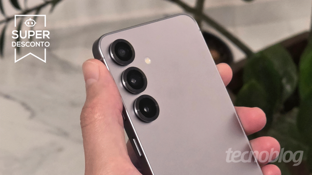 <div class="widget-produto">
            <div class="oferta ">
            <div class="widget-header">
                                    <div class="imagem">
                        <a class="title tb-block-link" href="https://tecno.click/1bn" rel="sponsored nofollow" target="_blank"><img src="https://files.tecnoblog.net/wp-content/uploads/2025/07/galaxy-s24-traz-processador-snapdragon-8-elite-da-qualcomm-foto-thassius-velosotecnoblog-1060x596.png" /></a>
                    </div>
                
                <div class="widget-info-container">
                    <div class="widget-info">
                        <a class="title tb-block-link" href="https://tecno.click/1bn" rel="sponsored nofollow" target="_blank">Samsung Galaxy S25 256GB</a>
                        <a class="price tb-block-link" href="https://tecno.click/1bn" rel="sponsored nofollow" target="_blank">R$ 3.814,20</a>
                    </div>
                                            <div class="discount"><s>R$ 7.499,00</s><b>49% OFF</b></div>
                                    </div>

                                    <hr class="tb-divider" />

                    <div class="pros-cons">
                        <div class="pros">
                            <span>Prós</span>
                            <ul>
                                                                        <li>Snapdragon 8 Elite e RAM de 12 GB</li>
                                                                            <