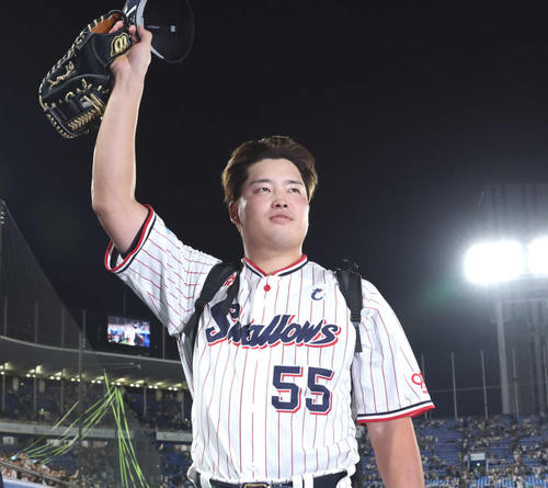 9月28日、ファンに手を振り引き揚げるヤクルト村上宗隆
