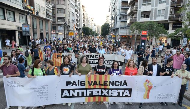 Foto d'una manifestació amb la pancarta que diu "País Valencià antifeixista"