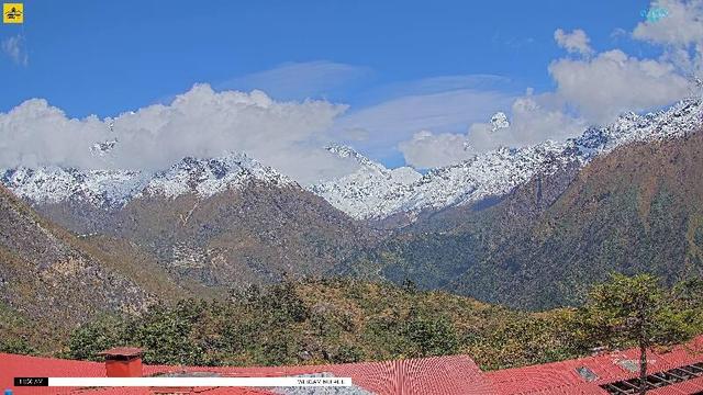 A wide view of several mountains, from left:

- Taboche (6,500 meters/21,325 feet)
- Mount Everest (8,848 meters/29,032 feet)
- Lhotse (8,516 meters/27,939 feet)
- Ama Dablam (6,814 meters/22,355 feet)