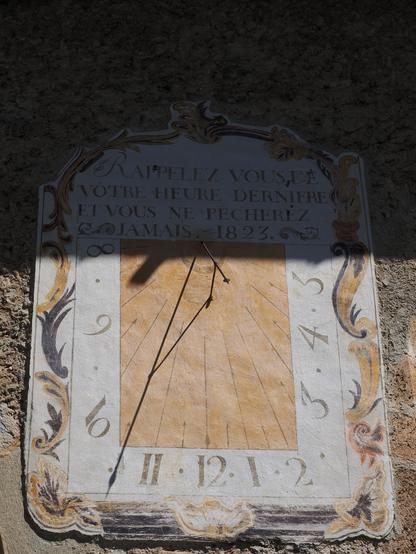 Un des nombreux cadrans solaires du Briançonnais, ici sur l'église de Plampinet (vallée de Névache).
De style fantaisiste, gravé et peint sur un enduit, avec des lignes chiffrées dans un bandeau, un contour décoré, style linéaire fléché, il marque actuellement 10h30 et est surmonté dans l'ombre d'une devise "Rappelez vous de votre heure dernière et vous ne pécherez jamais"