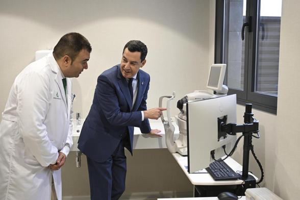 El presidente de la Junta de Andalucía, Juanma Moreno (d), durante la inauguración este lunes del consultorio de salud de Piedras Redondas, en Almería (EFE)