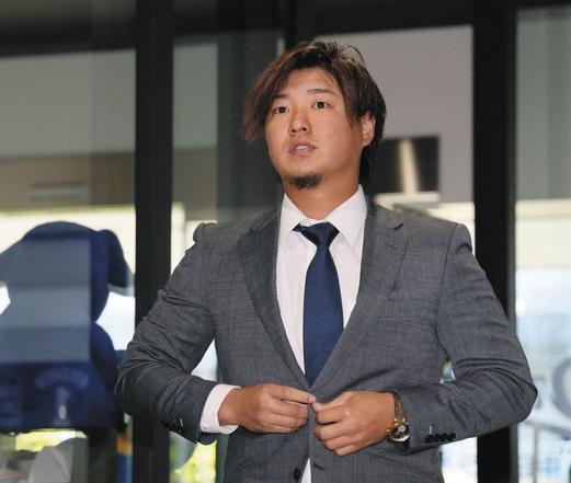 球団事務所を訪れた佐藤