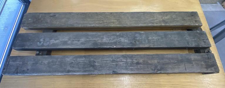 Sitzfläche einer ehemaligen Sitzbank. Nummeriert mit einer 35 und einer 36.