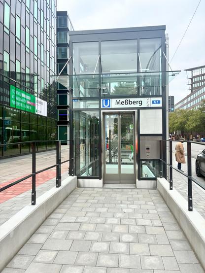 Foto des neuen Aufzugs der U Meßberg auf Straßenebene