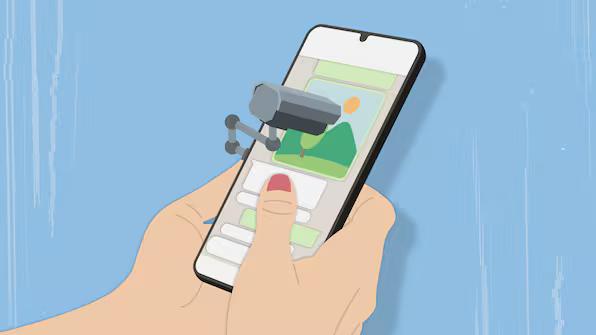 Ein vermutlich KI-generiertes Bild zeigt ein Smartphone, das von beiden Händen einer Person gehalten wird. Von der rechten Seite ragt eine Kamera über das Gerät und beobachtet die im Messenger geöffneten Nachrichten.