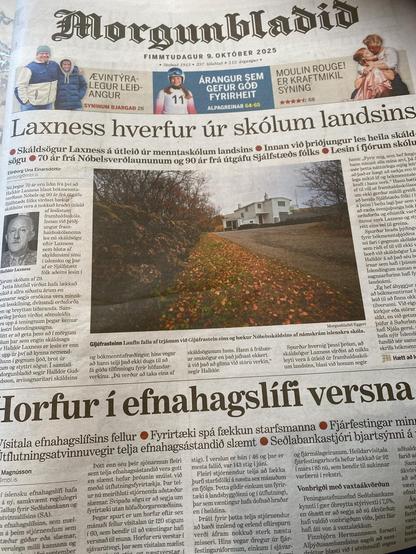 Forsida på den islandske avisa Morgunblaðið 9. oktober 2025. Hovedoppslag har overskrift «Laxness hverfur úr skólum landsins» og er illustrert med et bilde over tre spalter av en kvit, lite prangende enebolig i mur med gult lauv i graset foran. Huset er Gljúfrastein der forfatter Laxness bodde.