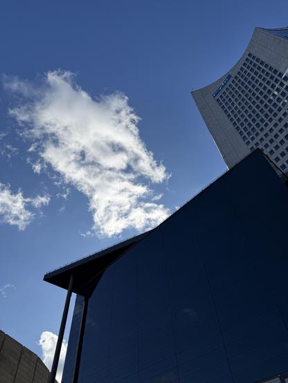 Unihochhaus und mdrSO-Studio, darüber blauer Himmel mit weißen Wolken