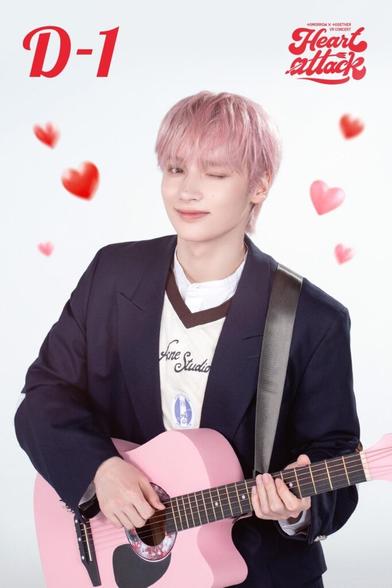 TXT (TOMORROW X TOGETHER) - حفل الواقع الافتراضي لعام 2025 بعنوان "HEART ATTACK" (صورة تشويقية لـ D-1 - Huening Kai)