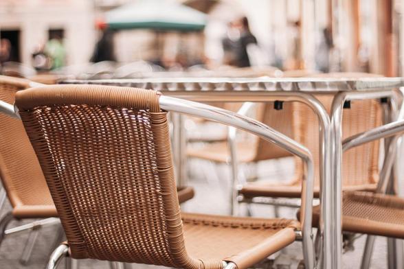 Una mesa libre en la terraza de un bar. (Getty Images)