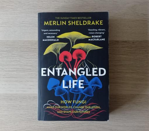 Fotografía en color del libro «Entangled Life», por Merlin Sheldrake