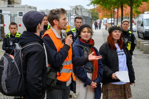 Henning Jeschke mit Mikrofon und Teilnehmer*innen des Bürgerrates zum Klimaschutz der Neuen Generation, die die Ergebnisse vorgestellt haben. vor dem Reichstag, Berlin, 06.10.2025