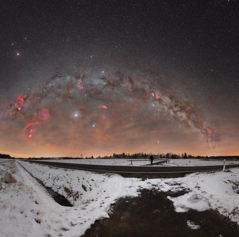 Airglow under the Milky Way