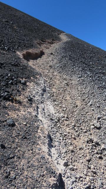 Der Wanderweg auf den Vulkan. Sehr gewagt.😀