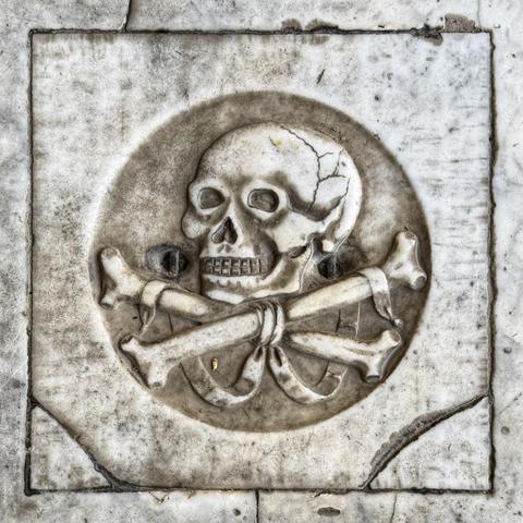 Photo: Gravestone with skull and bones