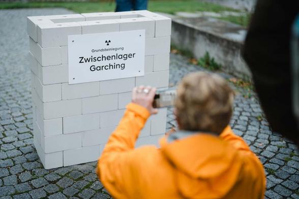 Umweltorganisationen und Anti-Atom-Aktivist*innen protestieren am Forschungsreaktor in Garching gegen Castortransporte