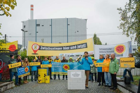 Umweltorganisationen und Anti-Atom-Aktivist*innen protestieren am Forschungsreaktor in Garching gegen Castortransporte