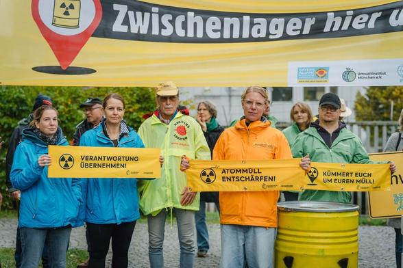 Umweltorganisationen und Anti-Atom-Aktivist*innen protestieren am Forschungsreaktor in Garching gegen Castortransporte