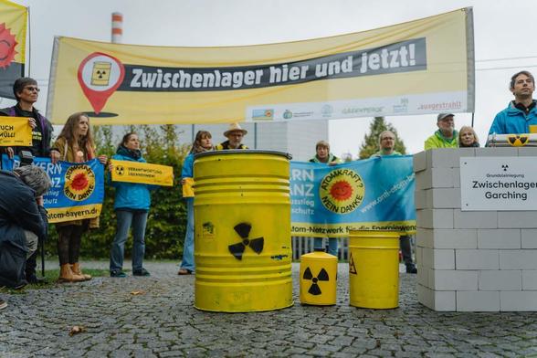 Umweltorganisationen und Anti-Atom-Aktivist*innen protestieren am Forschungsreaktor in Garching gegen Castortransporte