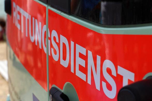 Rückansicht eines Rettungstransportwagens. Aufschrift: Rettungsdienst. (C) pixabay | TechLine