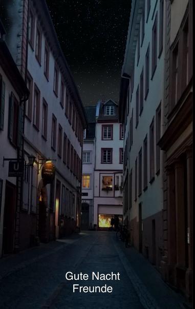 A narrow cobblestone street at night, lined with historic buildings. A starry sky is visible above, and a warm light glows from a window in one of the buildings. Text at the bottom reads "Gute Nacht Freunde."

Eine schmale Kopfsteinpflasterstraße bei Nacht, gesäumt von historischen Gebäuden. Ein Sternenhimmel ist oben sichtbar, und ein warmes Licht leuchtet aus einem Fenster in einem der Gebäude. Der Text unten lautet "Gute Nacht Freunde".