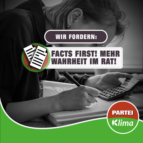 Eine Frau lehnt sich über ein Schriftstück. Sie hält in der einen Hand einen Stift und in der anderen einen Taschenrechner.