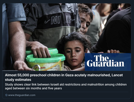 Screenshot di un articolo del Guardian che riporta uno studio pubblicato su The Lancet, secondo cui quasi 55.000 bambini in età prescolare a Gaza soffrono di malnutrizione acuta. L’immagine mostra un bambino con espressione seria, che tiene un contenitore con coperchio verde, circondato da altri bambini e adulti in un ambiente affollato e precario. Il testo evidenzia il legame diretto tra le restrizioni israeliane agli aiuti umanitari e la diffusione della malnutrizione tra i bambini di età compresa tra sei mesi e cinque anni, sottolineando l’urgenza di interventi nutrizionali e medici.
Foto: Anadolu/Getty Images