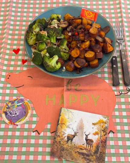 Kartoffel mit Brokkoli auf Tischdecke mit Schweinchen und Be Happy Schriftzug