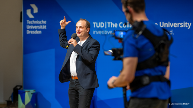 Foto: Johann Beurich (DorFuchs) singt.