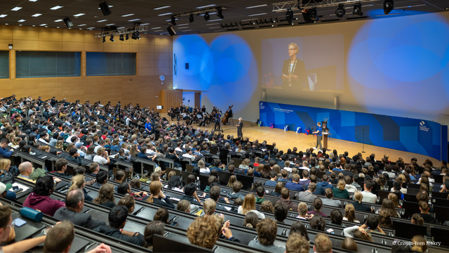 Foto: Das volle Audimax der TUD von oben. Rektorin Ursula Staudinger hält eine Rede.