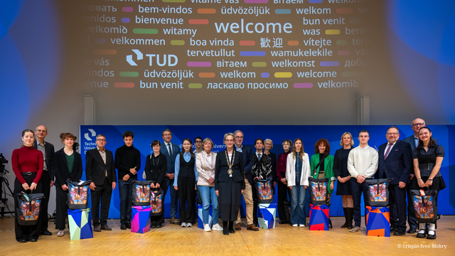Foto: Gruppenbild der Studierenden, die symbolisch die Immatrikulation unterzeichnet haben und den Bereichssprecher:innen der TUD. In der Mitte Rektorin Ursula Staudinger sowie das Rektorat.