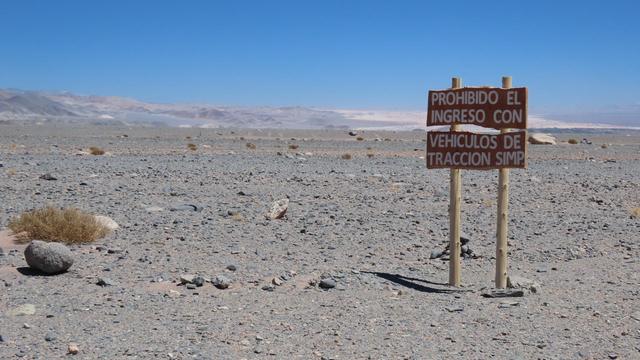 Schild mit dem Hinweis...Nur 4x4 Fahrzeuge