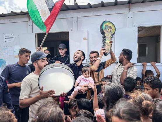 Celebraciones por el acuerdo para un alto el fuego en el campo de refugiados de Jan Yunis, en la franja de Gaza.