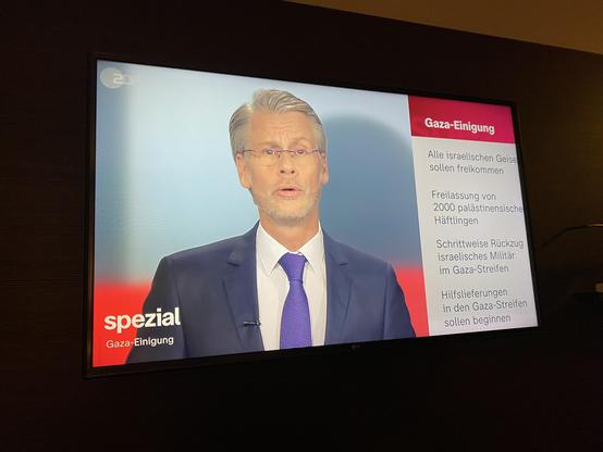 Foto eines ZDF-Berichtes über die Gaza-Einigung mit Freilassung der Geiseln, Rückzug der Armee, humanitärer Hilfe.