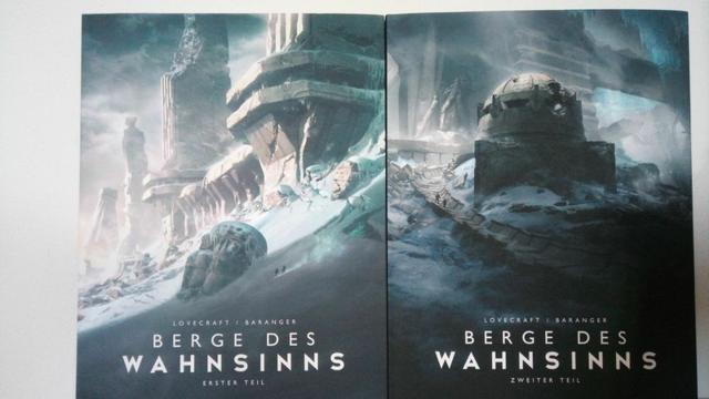 Die beiden Bände "Berge des Wahnsinns" von Lovecraft/Baranger nebeneinander vor einer weißen Wand. Auf dem Buchcover sind jeweils Landschaften in Eis und Schnee zu sehen, mit verschneiten und vereisten brutalistischen Bauten in Grau. Davor und dazwischen jeweils einzelne kleine dunkle Gestalten.