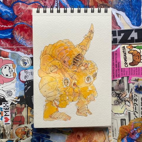 Ilustracion en acuarela en color amarillo de un robot tanque con forma de rinoceronte acorazado. El dibujo está sobre un cuaderno, de fondo hay un collage con muchas imágenes inconexas.
