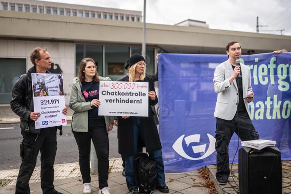 Redebeitrag bei der Kundgebung von „Chatkontrolle Stoppen!“. Im Hintergrund ist das Bundesinnenministerium.