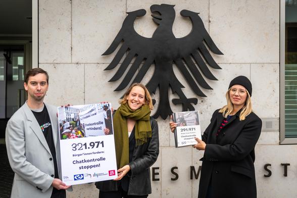 Redebeitrag bei der Kundgebung von „Chatkontrolle Stoppen!“. Im Hintergrund ist das Bundesinnenministerium.