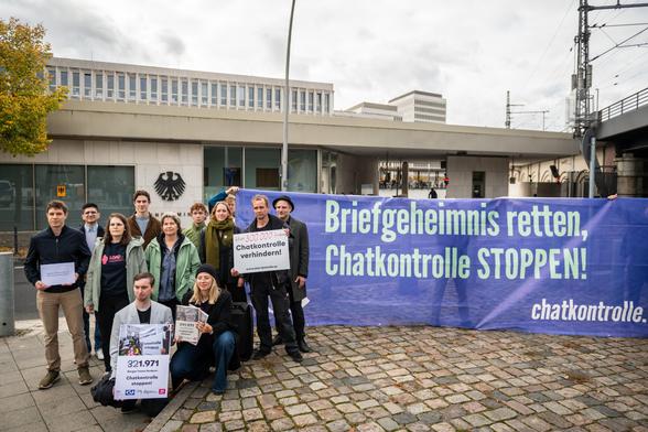Redebeitrag bei der Kundgebung von „Chatkontrolle Stoppen!“. Im Hintergrund ist das Bundesinnenministerium.