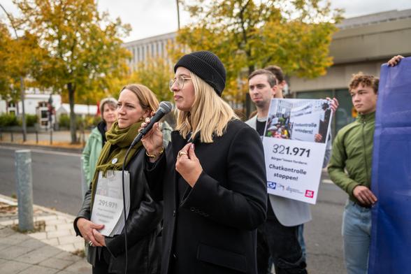 Redebeitrag bei der Kundgebung von „Chatkontrolle Stoppen!“. Im Hintergrund ist das Bundesinnenministerium.