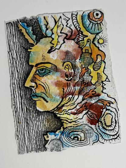 Eine abstrakte Illustration (DINA 6) mit einem stilisierten menschlichen Gesicht im Profil, verziert mit Federn und lebendigen, farbenfrohen Mustern. Der Hintergrund besteht aus verschiedenen wirbelnden Formen, Augen, humanoide Figuren und Linien.