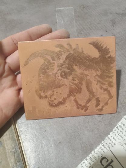 Après 3 passages dans l'acide, la même plaque de cuivre (dessin au trait d'un chien à toutes petites dents, gueule ouverte et pleurnichant, les pattes rentrées sous lui et des cornes bizarres lui sortant de la colonne vertébrale)