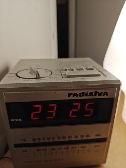 Un vieux radio réveil qui donne l'heure : 23h25